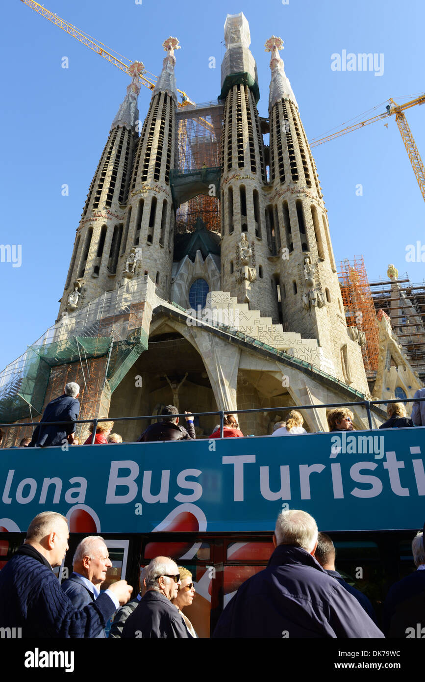 Barcelona Tourist bus, tourists queue for sightseeing tour bus at La ...