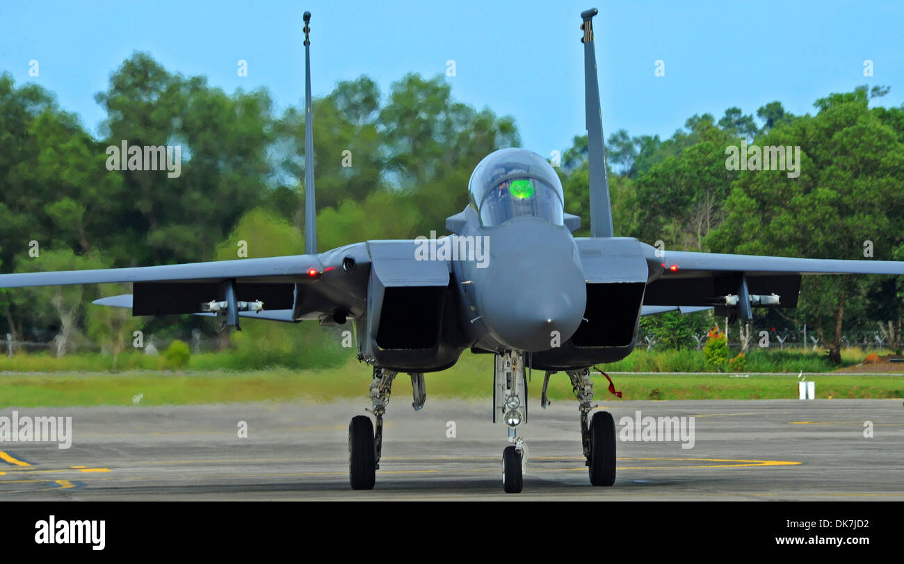 RIMBA AIR BASE, Brunei -- A Singapore Air Force F-15E Strike Eagle taxis out towards the runway for a practice flight at Rimba A Stock Photo
