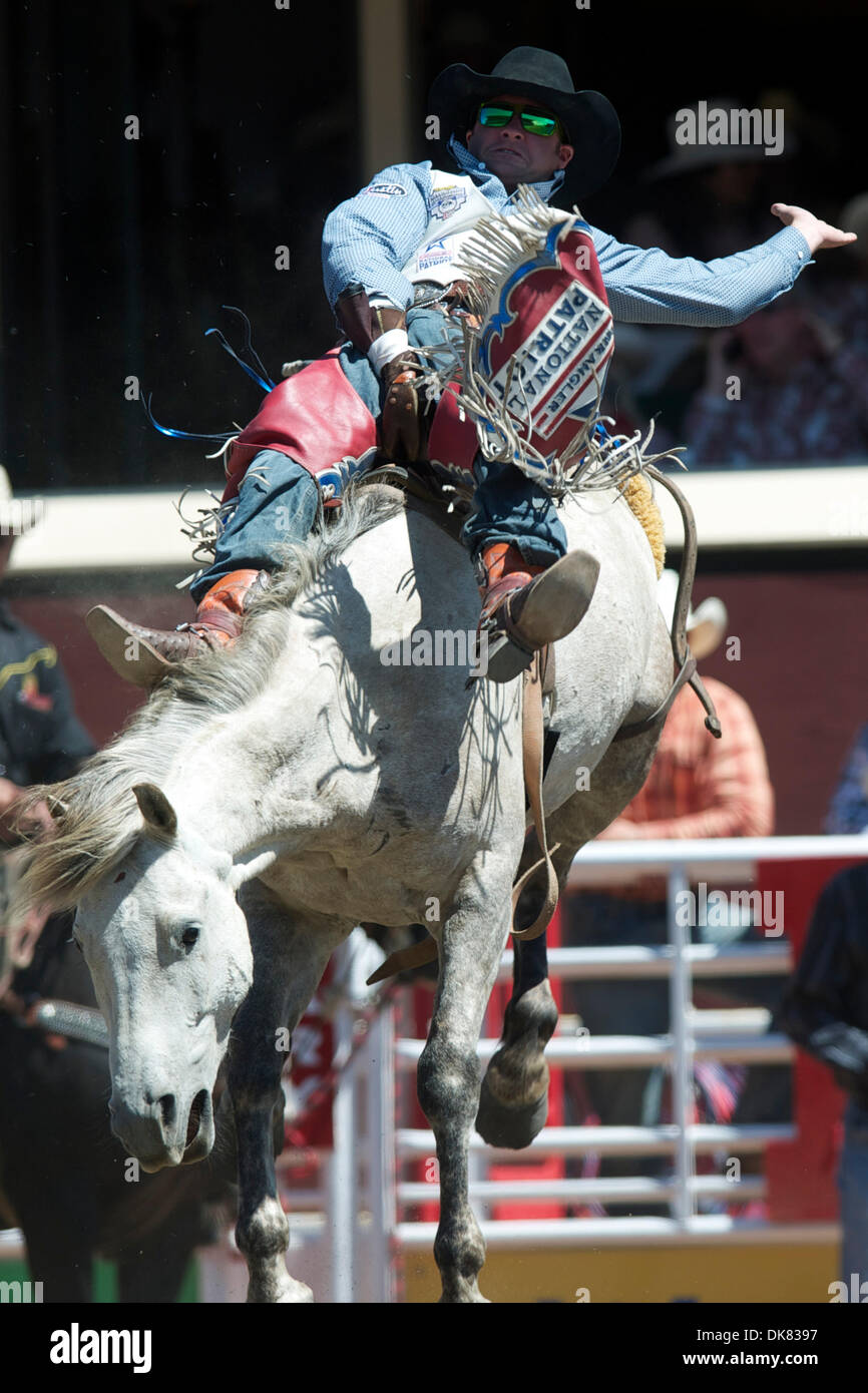 July 8, 2011 - Calgary, Alberta, Canada - Bareback rider Kaycee Feild of Payson, UT rides AKA for an 85 and 3rd place on the day at the Calgary Stampede in Calgary, AB, Canada. (Credit Image: © Matt Cohen/Southcreek Global/ZUMAPRESS.com) Stock Photo