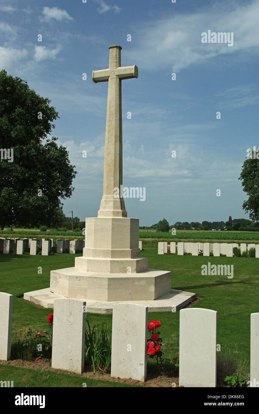 Cross of Sacrifice and headstones at the WW1 cemetery of Laventie, France Stock Photo