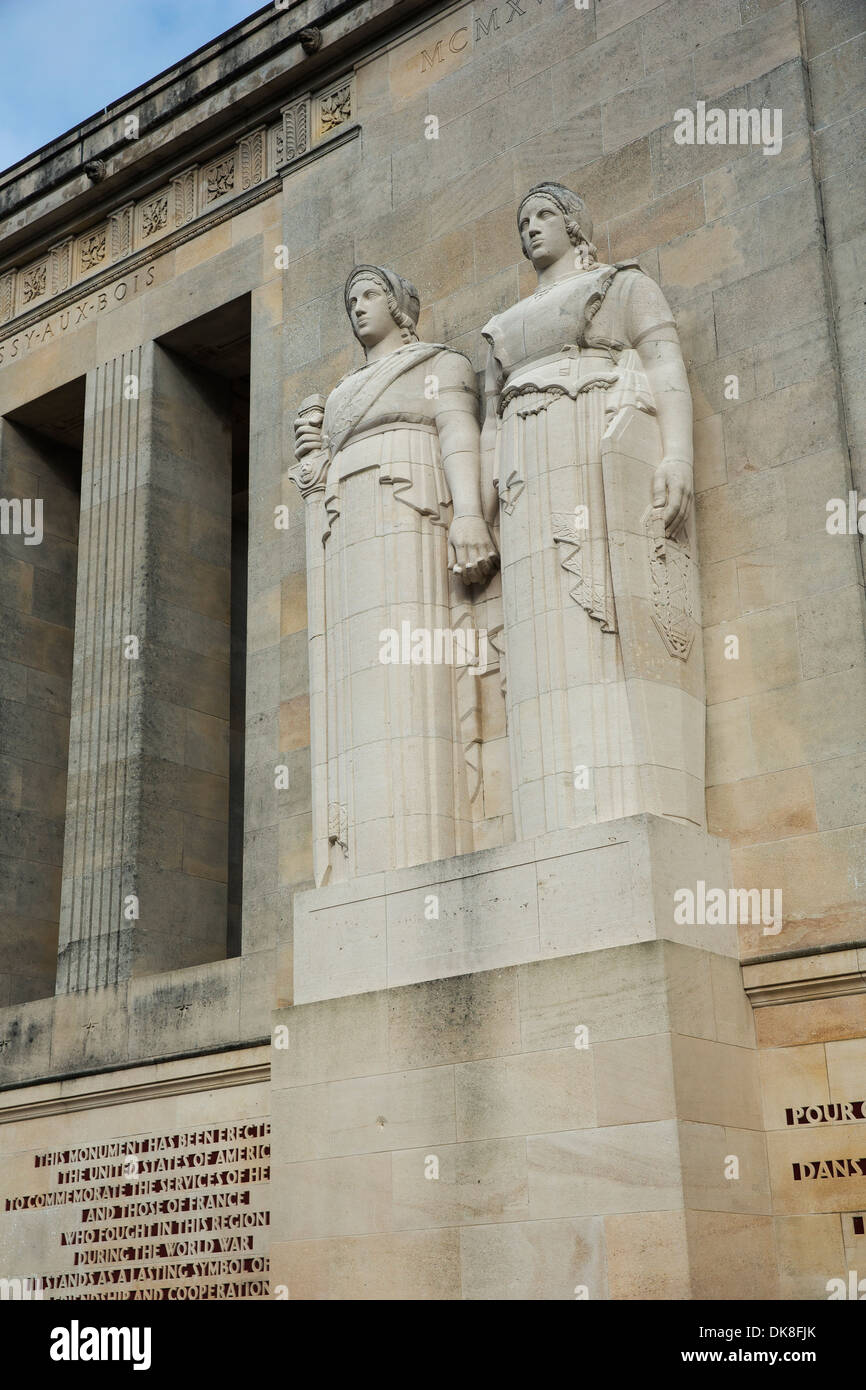 Statues in front of the facade of the American Monument Stock Photo