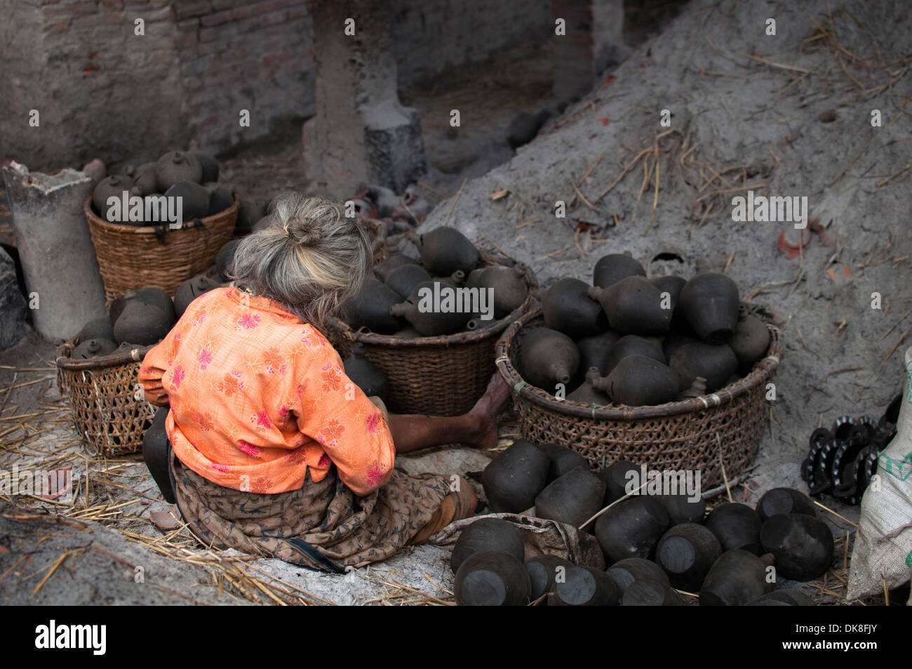 Newari Woman making pottery in Bhaktapur, Kathmandu, Nepal Stock Photo