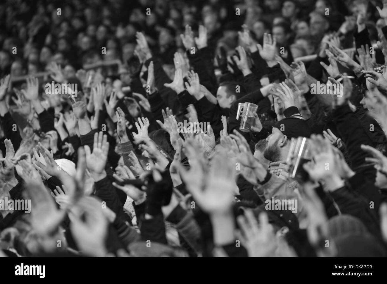 Pauli-Fans in Hochspannung vor Freistoß, Südkurve, Millerntor-Stadion, Hamburg, Deutschland. Nur redaktionelle Nutzung. Stock Photo