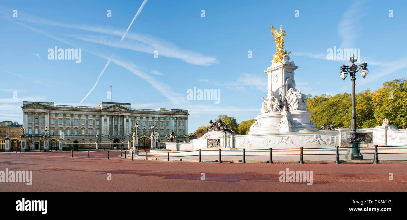 Buckingham palace. Blue sky. Statue in front of the palace Stock Photo