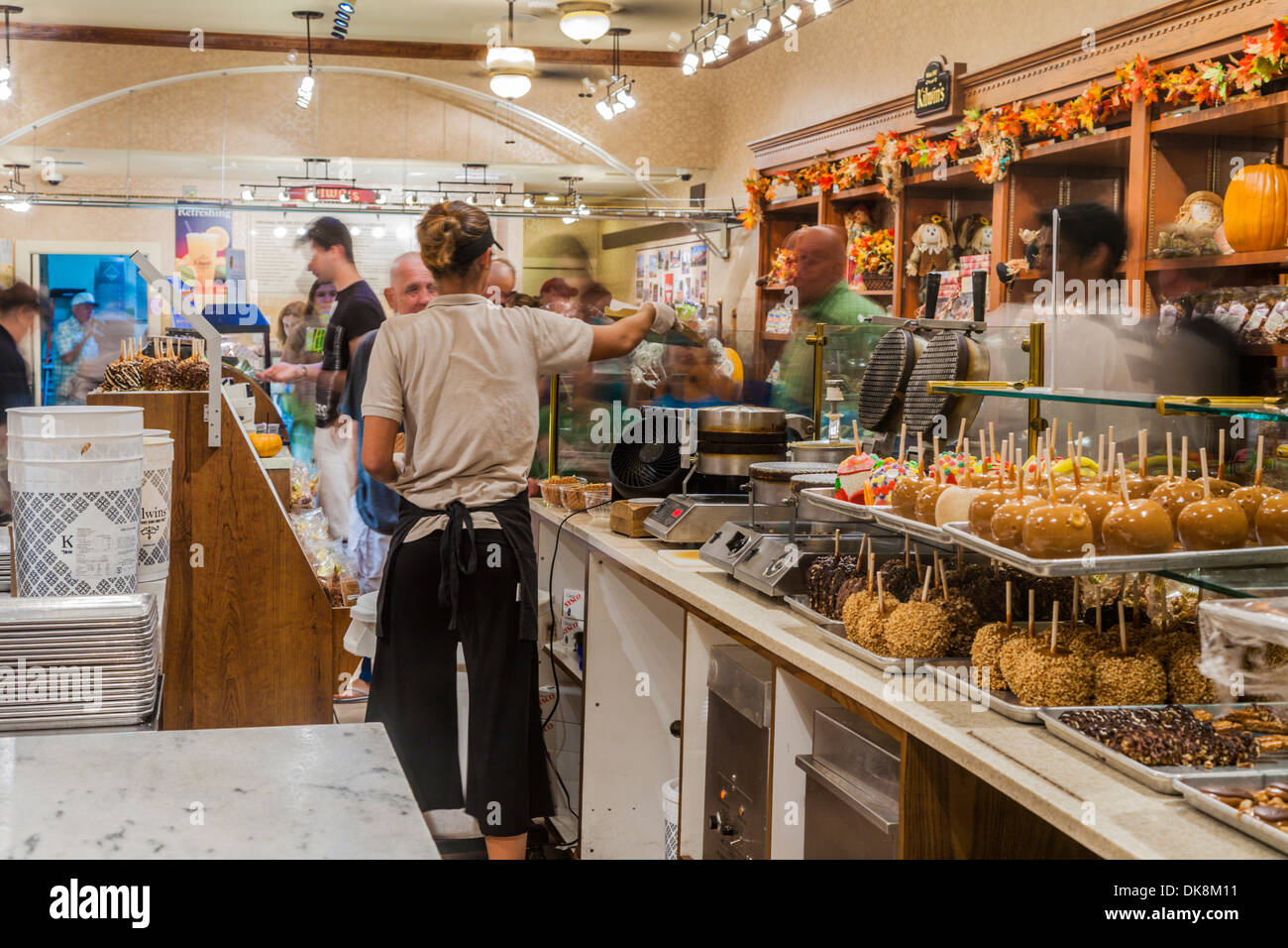 Employee at candy store hi-res stock photography and images - Alamy