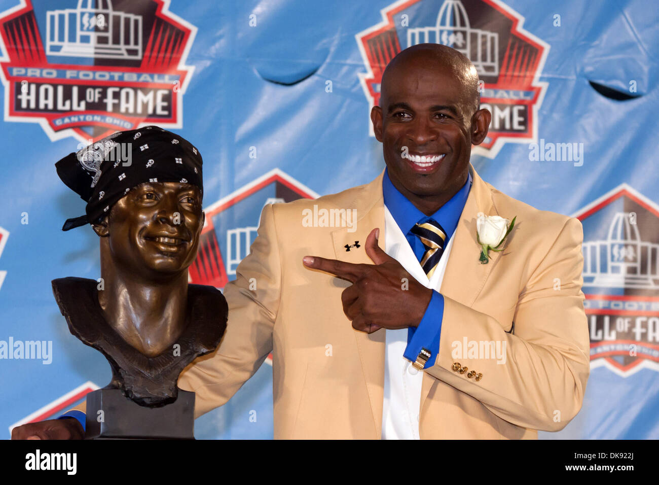 Deion Sanders competing for the Dallas Cowboys in a game against the New  York Giants in 1998 Stock Photo - Alamy