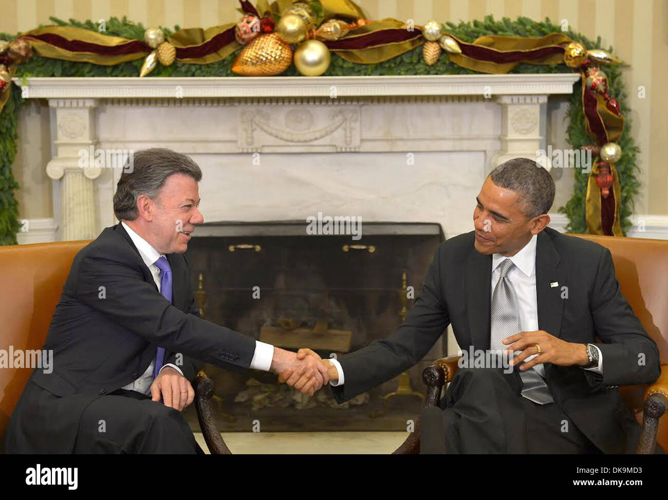 Washington DC, USA. 3rd Dec, 2013. Photo provided by Colombian Presidency shows Colombian President Juan Manuel Santos (L) meeting with U.S. President Barack Obama in Washington, capital of the United States, Dec. 3, 2013. Credit:  Colombia's Presidency/Xinhua/Alamy Live News Stock Photo