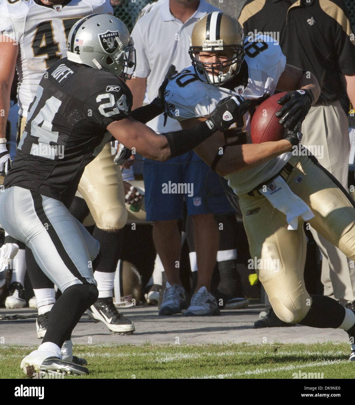 Dallas Cowboys Felix Jones breaks free from Oaklands Raiders Michael Huff  for a long run November 26, 2009 in Arlington, Texas. UPI/Ian Halperin  Stock Photo - Alamy