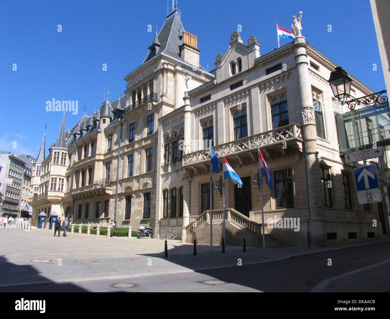 The Palais Grand Ducal is located at the historic part of Luxembourg-city. This place is listed as a historical monument in the luxembourg guide of 2013. In the foreground a guard-soldier of the honorary-guard. Photo: Klaus Nowottnick Date: September 2, 20 Stock Photo