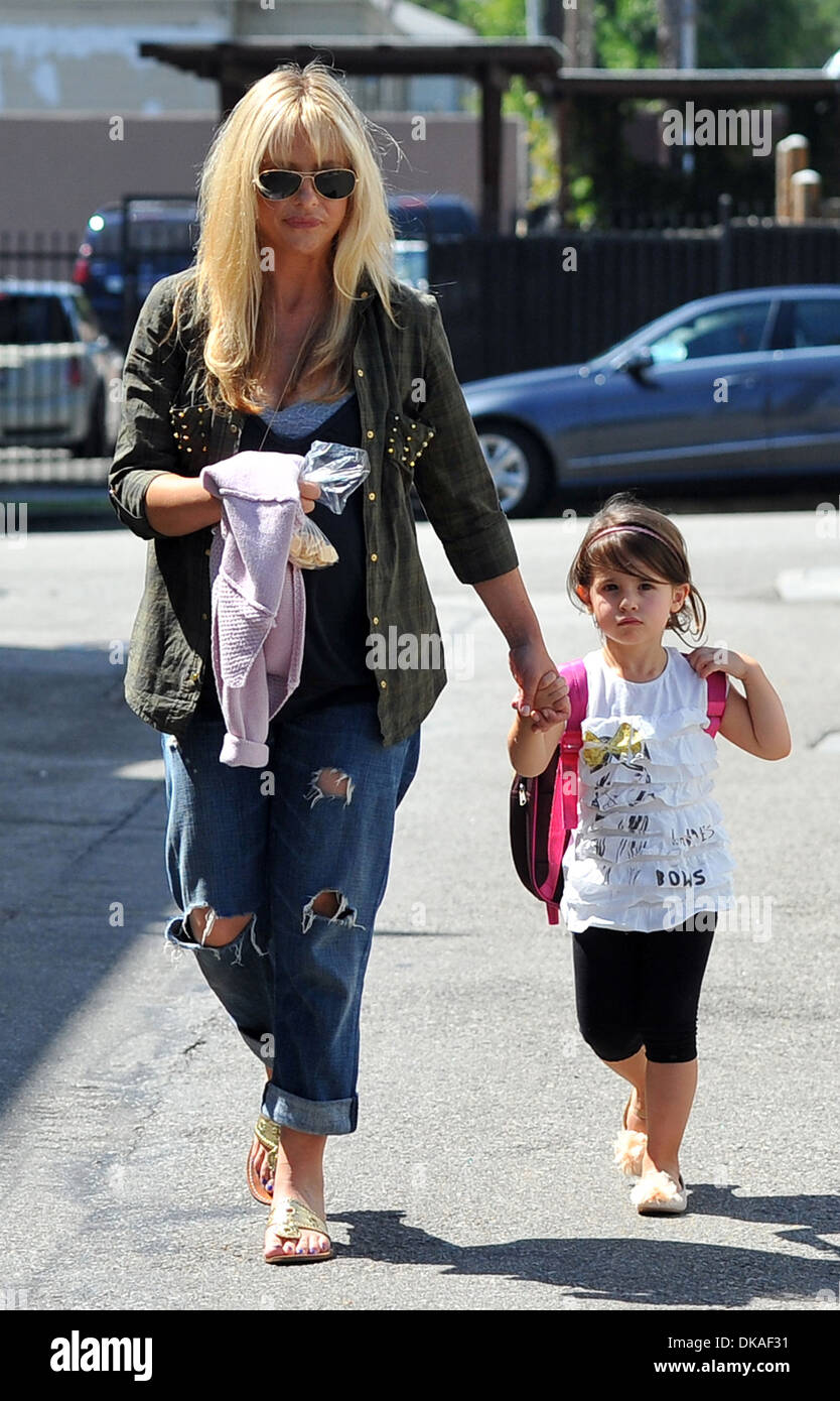 Pregnant Sarah Michelle Gellar takes her daughter Charlotte to school in  Santa Monica Los Angeles California - 18.09.12 Stock Photo - Alamy, image size:834x1390