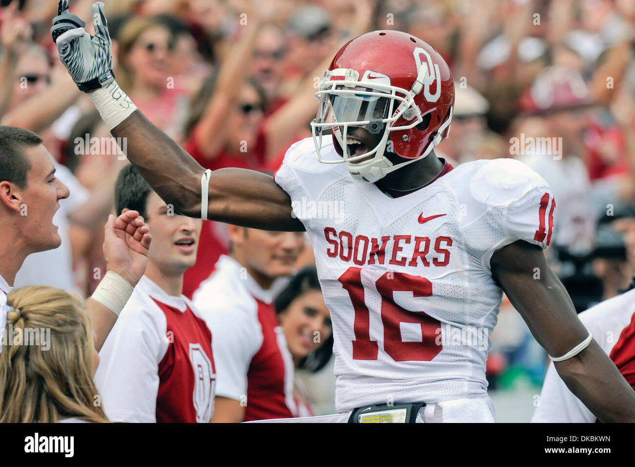 Oct. 8, 2011 - Dallas, Texas, U.S - Oklahoma Sooners wide receiver Jaz Reynolds (16) points to the crowd after making the reception during game action of the Red River Rivalry between the #3 Oklahoma Sooners and #11 Texas Longhorns at Cotton Bowl in Dallas, Texas.  Oklahoma routes Texas 55-17. (Credit Image: © Steven Leija/Southcreek/ZUMAPRESS.com) Stock Photo