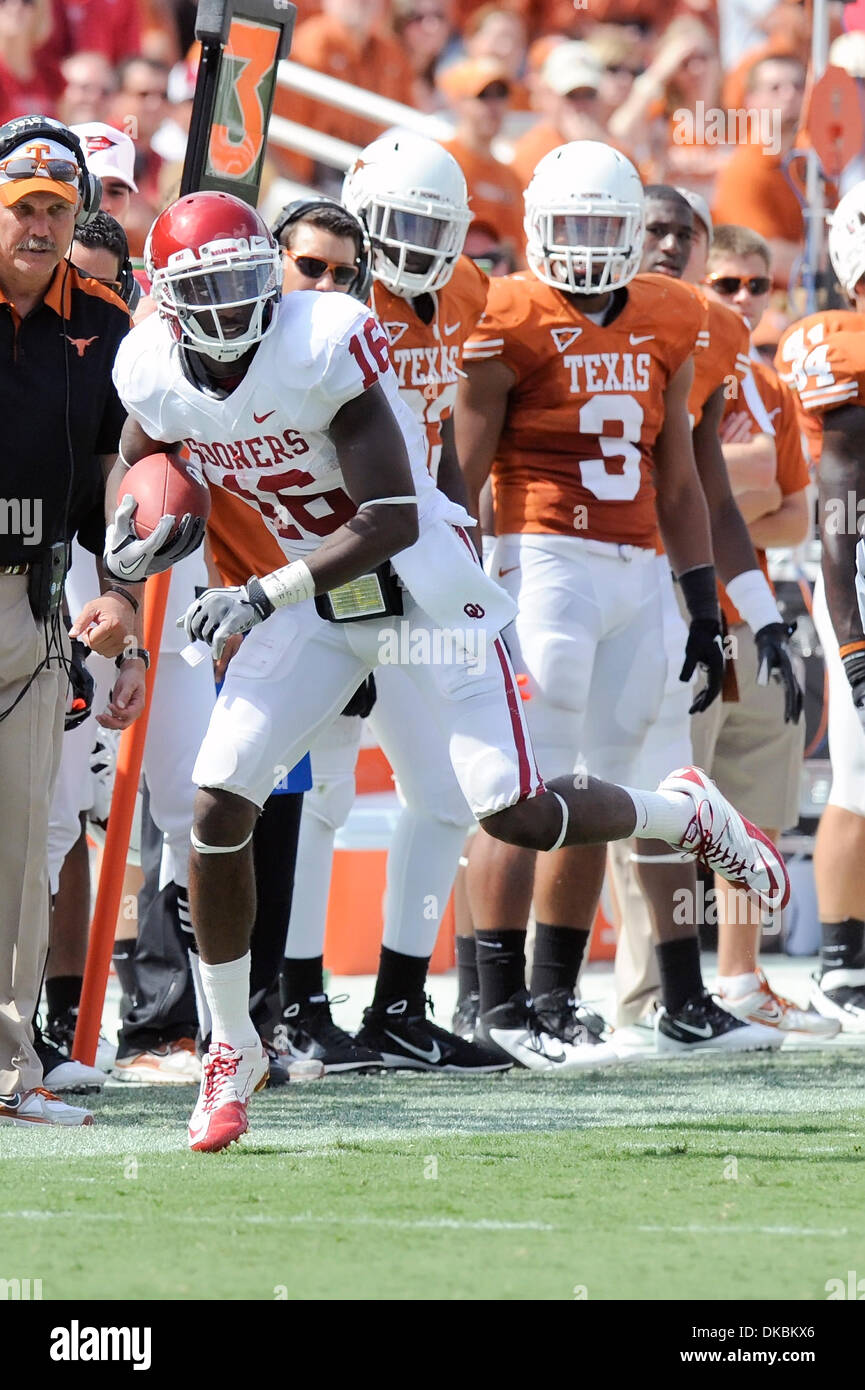 Oct. 8, 2011 - Dallas, Texas, U.S - Oklahoma Sooners wide receiver Jaz Reynolds (16) makes the reception and manages to stay inbound during game action of the Red River Rivalry between the #3 Oklahoma Sooners and #11 Texas Longhorns at Cotton Bowl in Dallas, Texas.  Oklahoma routes Texas 55-17. (Credit Image: © Steven Leija/Southcreek/ZUMAPRESS.com) Stock Photo