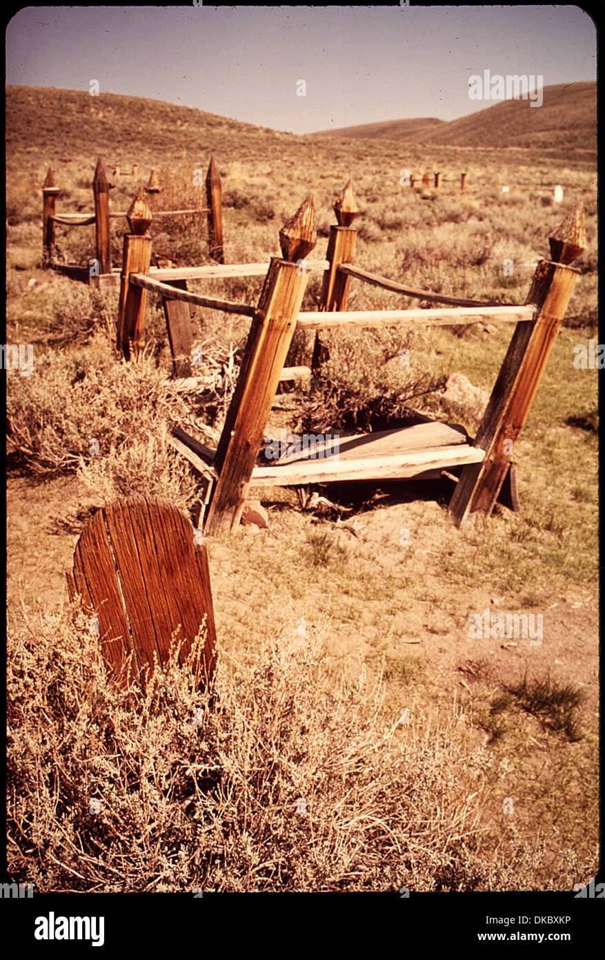 A WOODEN TOMBSTONE AND CEMETERY IN BODIE STATE HISTORICAL PARK. BODIE IS ONE OF THE MOST WELL-PRESERVED GHOST TOWNS... 543122 Stock Photo
