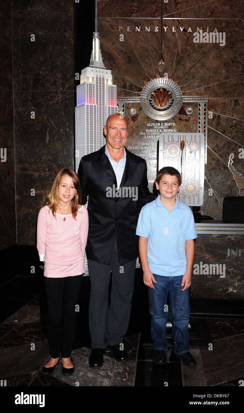Oct. 13, 2011 - Manhattan, New York, U.S. - MARK MESSIER with Ruby Vega,  11, of Windsor Terrace and John Vigiano, 10 of Medford, NY. Mark Messier,  Hockey Hall of Famer and