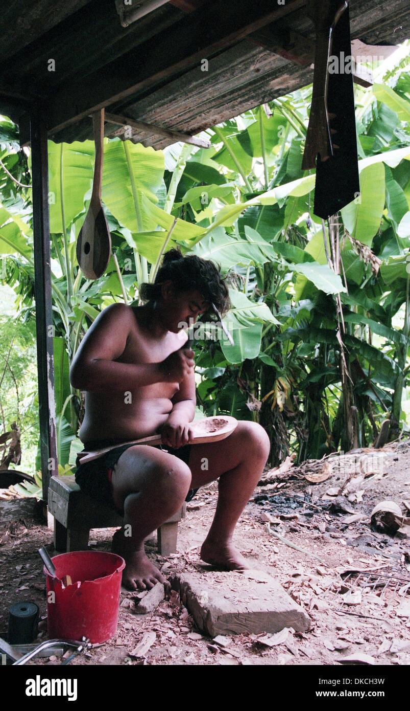 A native polynesian making a tahitien Ukulele. Papete. Haiti.  UKULELE TAHITIEN 4 CORDES Stock Photo