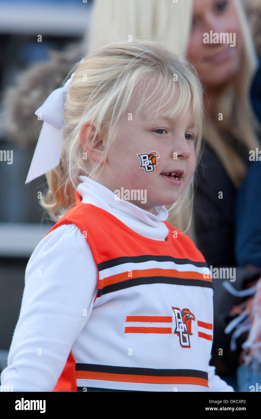 Bowling green cheerleader during game hires stock photography and