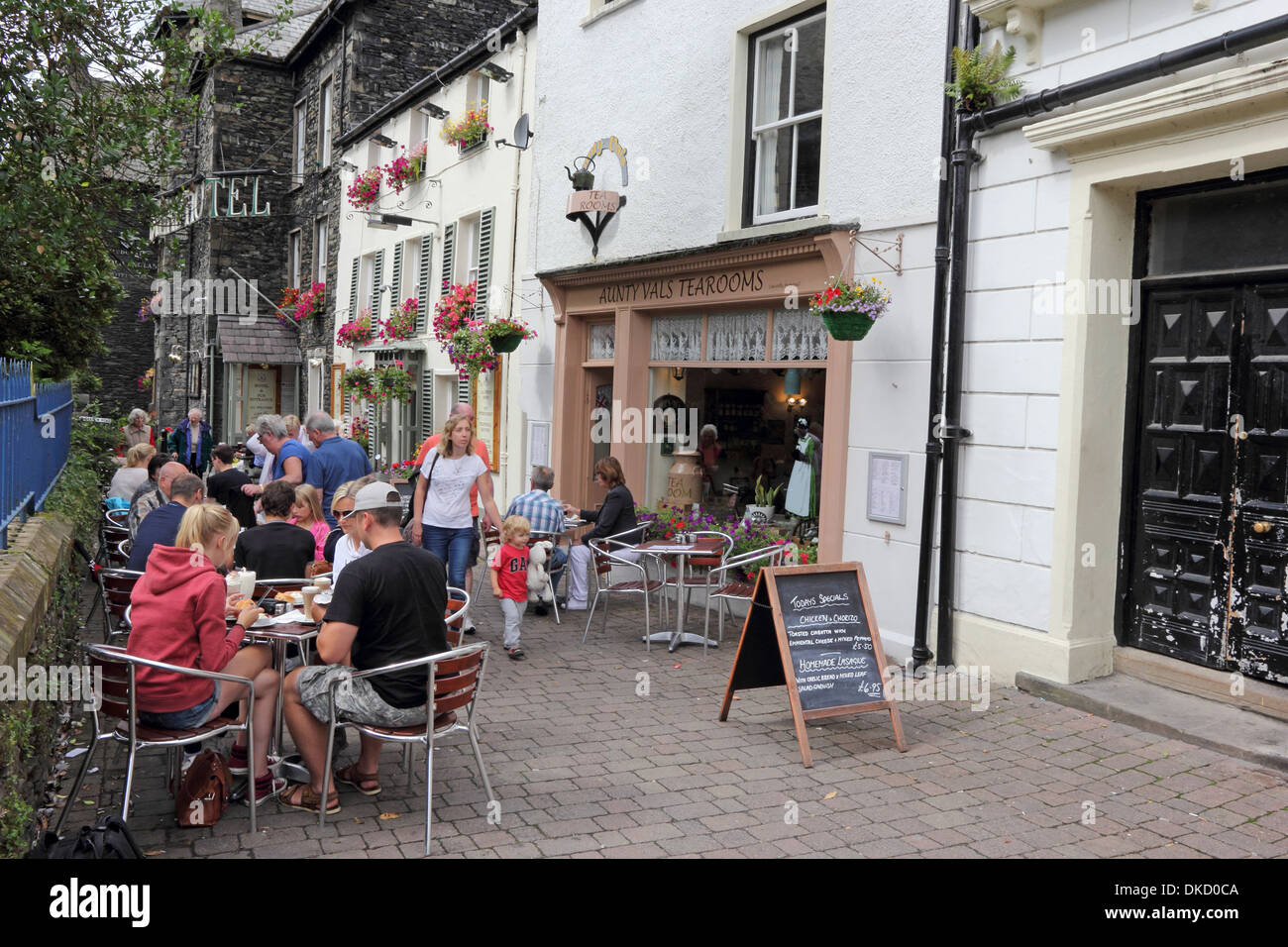 Streetside cafe with customers eating at outdoor tables, Bowness Stock Photo