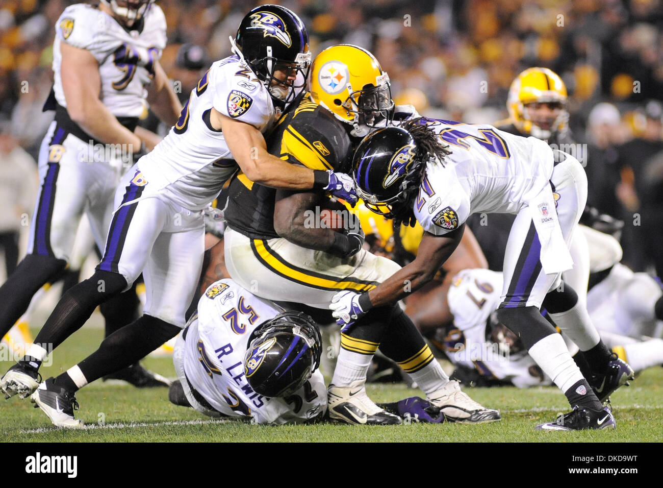 Nov. 6, 2011 - Pittsburgh, PENNSYLVANNIA, U.S - Pittsburgh Steelers running  back Rashard Mendenhall (34) picks up 4 yards before being swarmed by  Baltimore Ravens inside linebacker Ray Lewis (52), Baltimore Ravens