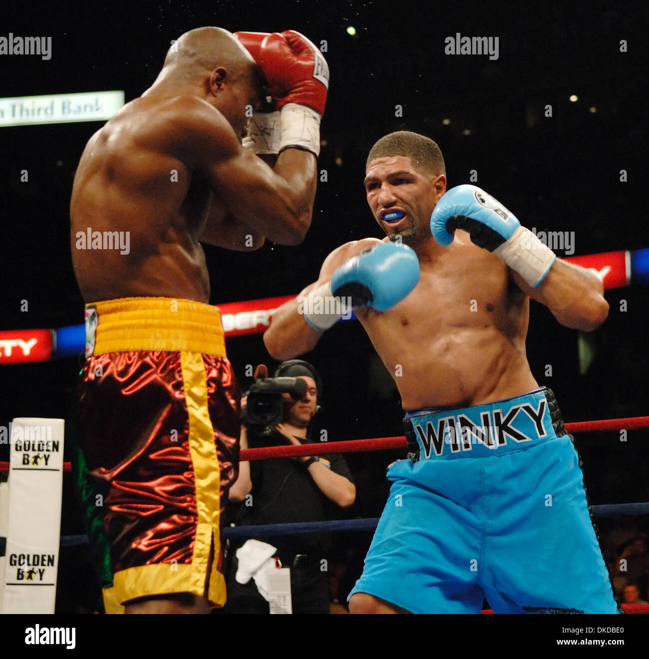 Dec 02, 2006; Tampa, FL, USA; BOXING: RONALD 'WINKY' WRIGHT defeats IKE 'BAZOOKA' QUARTEY by decision in front of a packed house at The St. Pete Times Forum in Tampa. Mandatory Credit: Photo by Rob DeLorenzo/ZUMA Press. (©) Copyright 2006 by Rob DeLorenzo Stock Photo
