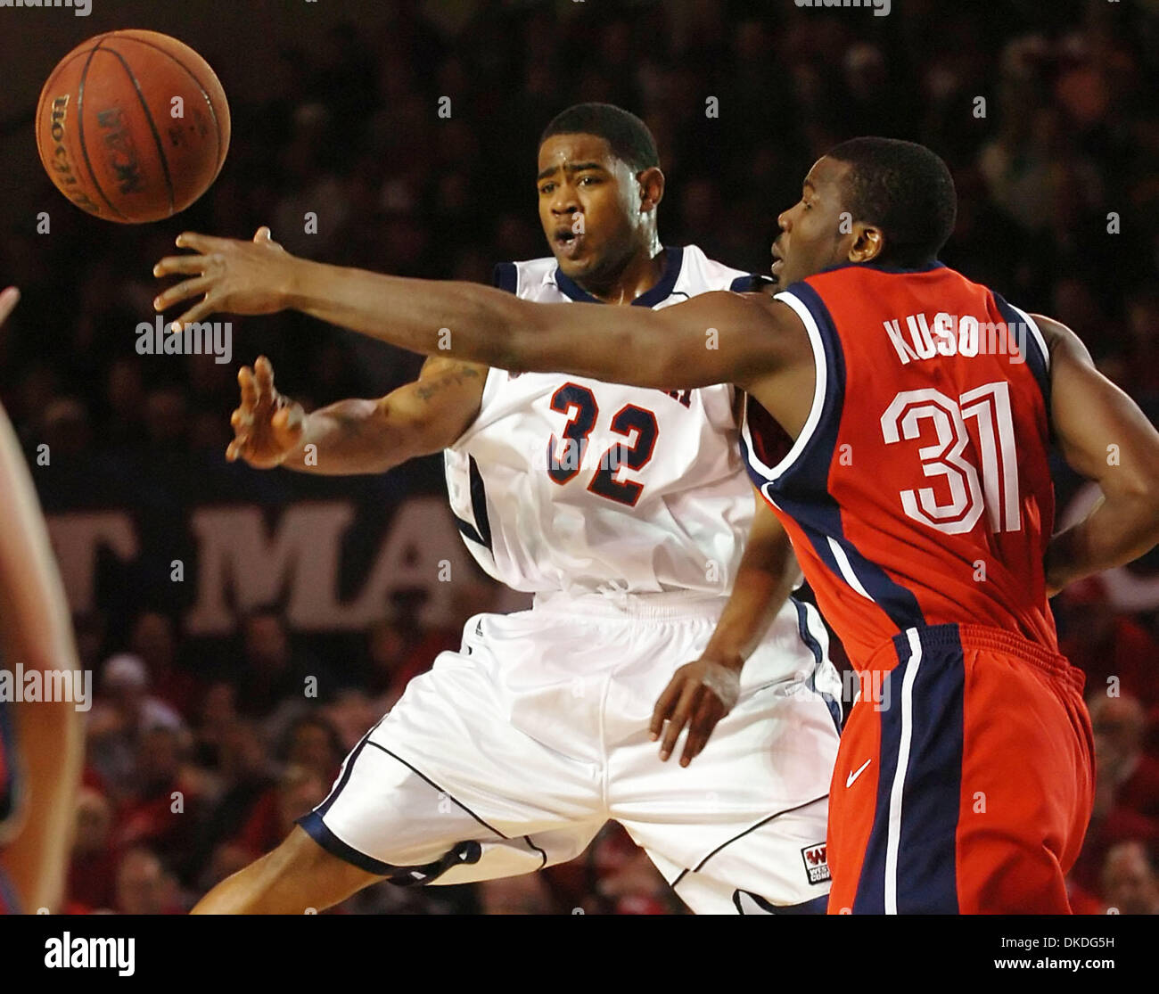 Jan 15, 2007 - Moraga, CA, U.S.A - St. Mary's Gaels JOHN WINSTON, #32, passes the ball against Gonzaga Bulldogs' ABDULLAHI KUSO, #31, in the first half of their game on Monday, January 15, 2007 at McKeon Pavilion in Moraga, Calif. Stock Photo