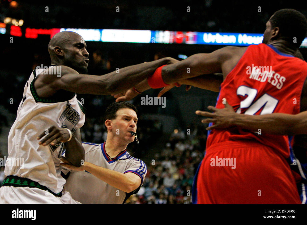 Jan 21, 2007 - Minneapolis, MN, USA - KEVIN GARNETT throws a punch at ANTONIO MCDYESS of the Detroit Pistons in the fourth quarter of the Wolves 104-98 double overtime loss to Detroit at the Target Center. Garnett has been suspended for one game for throwing the punch. Stock Photo