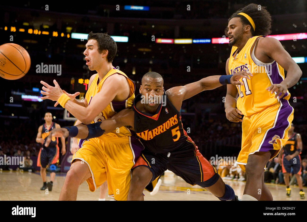 Jan 22, 2007; Los Angeles, CA, USA; Golden State Warriors' (C) BARON DAVIS goes for a loose ball against Los Angeles Lakers' Sasha Vujacic  (R) during the first half of their game at the Staples Cente in Los Angeles. Mandatory Credit: Photo by Armando Arorizo/ZUMA Press. (©) Copyright 2007 by Armando Arorizo Stock Photo