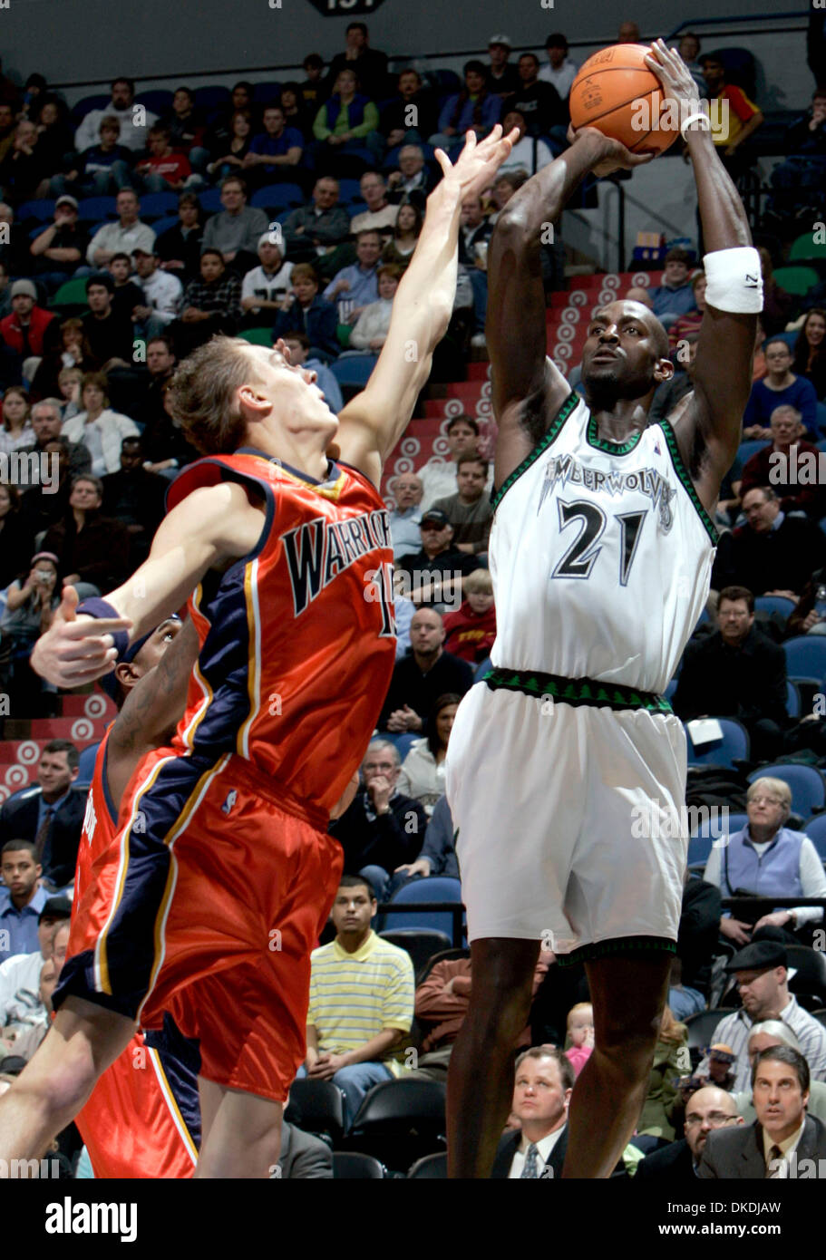 Feb 07, 2007 - Minneapolis, MN, USA - MinnesotaÕs KEVIN GARNETT, (21) attempted a shot while being defended by ANDRIS BIEDRINS, (15) in the first quarter. Stock Photo