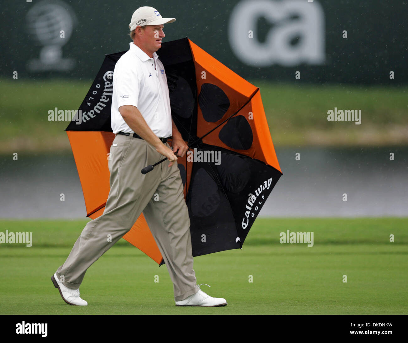 Mar 22, 2007 - Doral, FL, USA - ERNIE ELS walks up the 18th fairway during a rain shower. Els finished at 2 under par. (Credit Image: © Allen Eyestone/Palm Beach Post/ZUMA Press) RESTRICTIONS: USA Tabloid RIGHTS OUT! Stock Photo