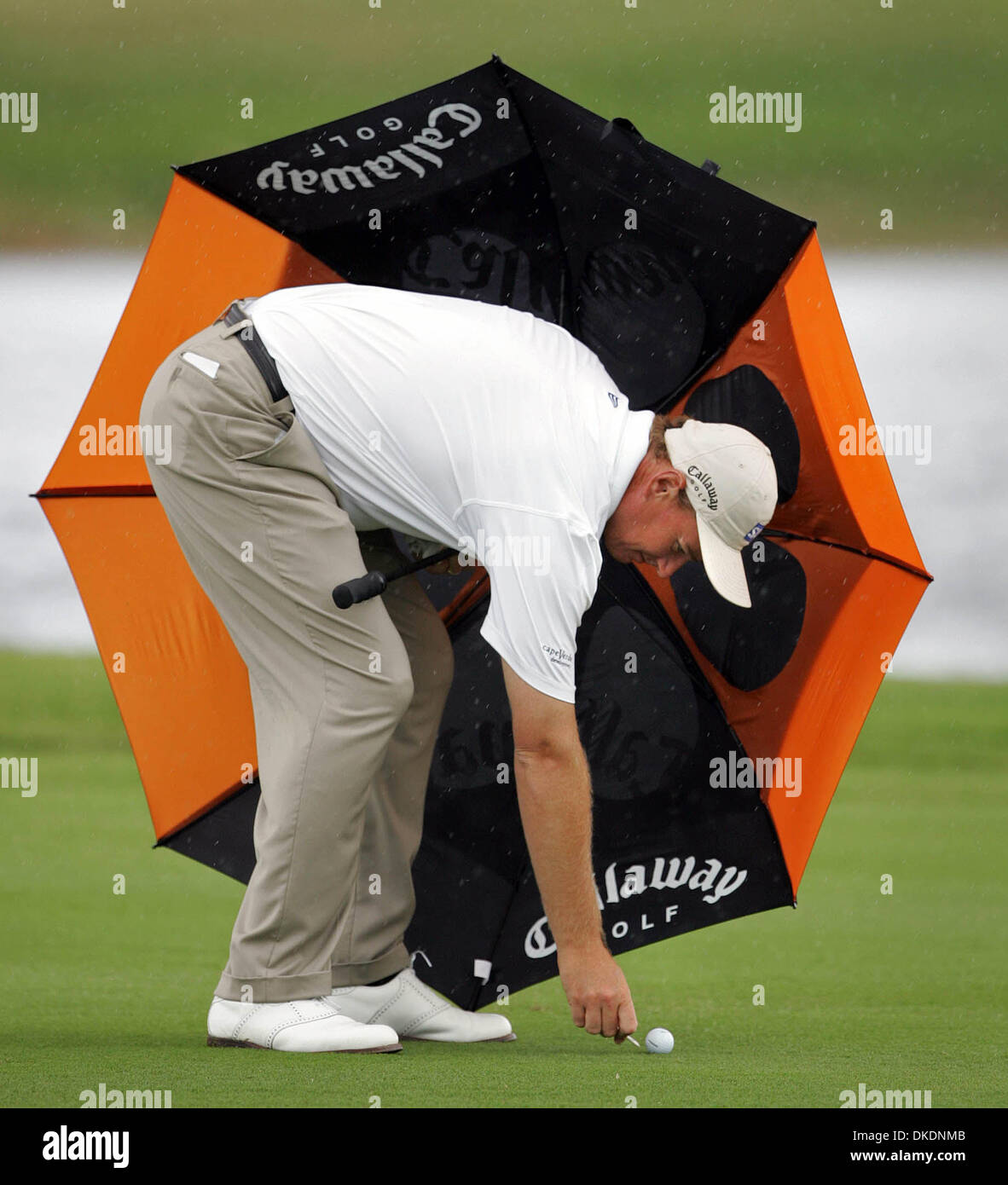Mar 22, 2007 - Doral, FL, USA - ERNIE ELS marks his ball on the 18th fairway during a rain shower. Els finished at 2 under par. (Credit Image: © Allen Eyestone/Palm Beach Post/ZUMA Press) RESTRICTIONS: USA Tabloid RIGHTS OUT! Stock Photo