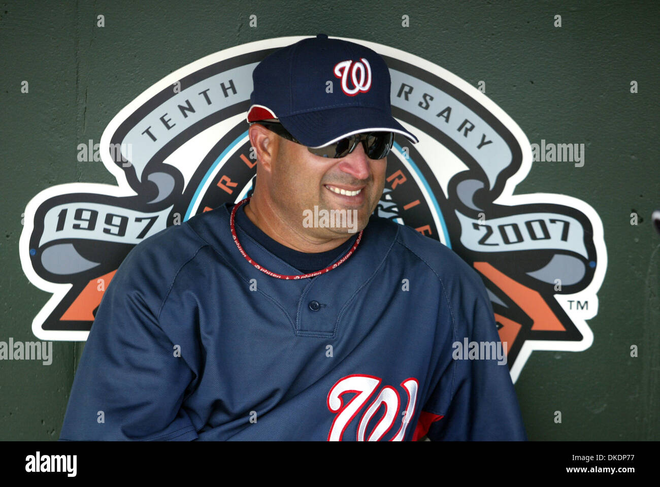 Washington Nationals General manager Jim Bowden (C) helps Brady