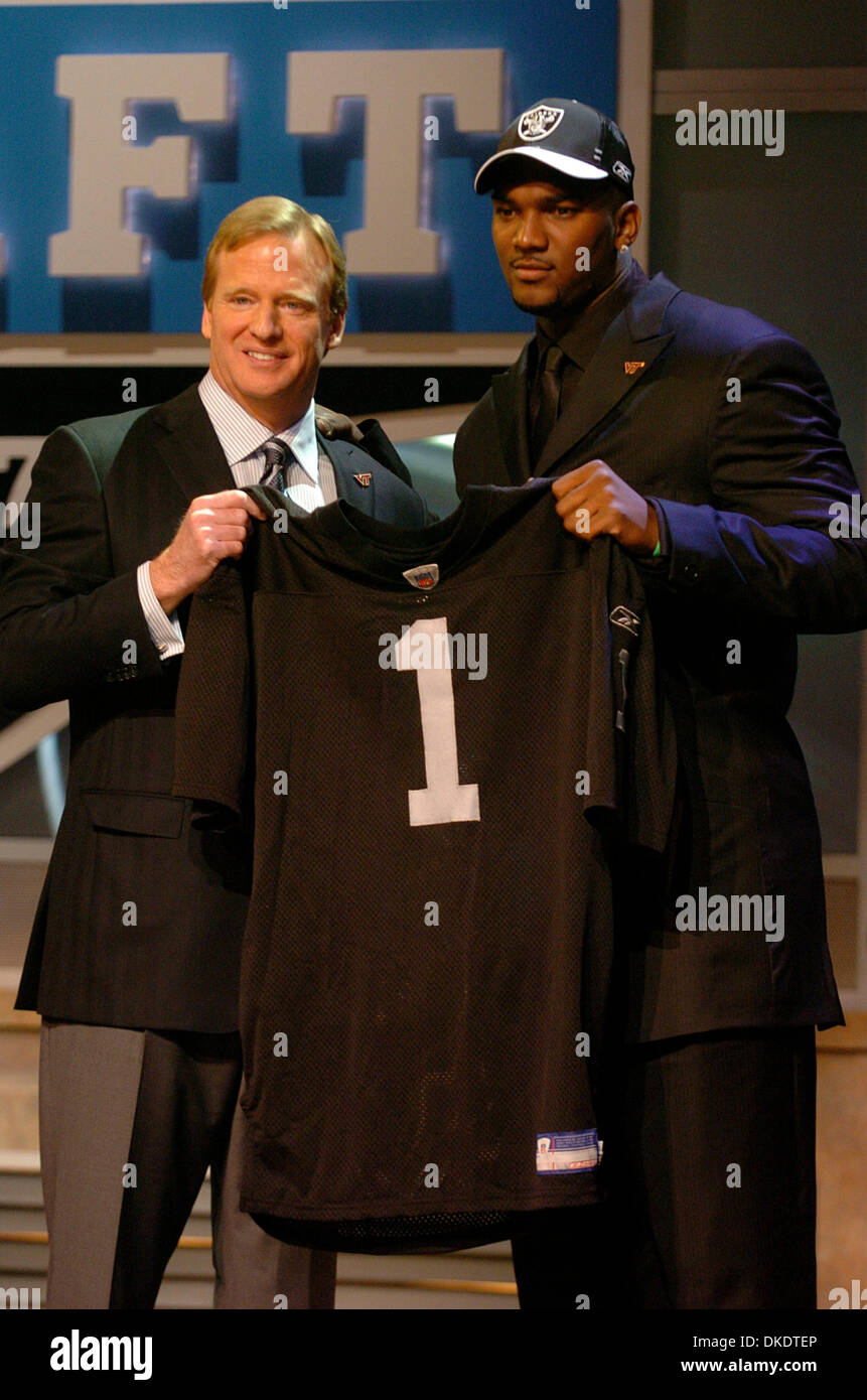 Photo: Noah Fant from Iowa receives a jersey from NFL Commissioner Roger  Goodell - JPS20190425049 