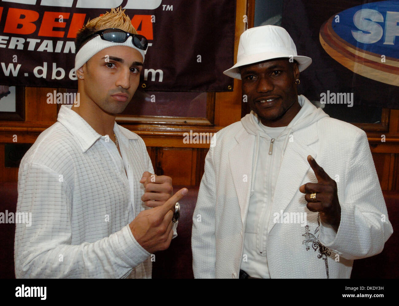 Jun 13, 2007 - Manhattan, NY, USA - Challenger PAULIE MALIGNAGGI (L) and title holder LOVEMORE N'DOU (R) pose for a photograph. Gallagher's Steakhouse hosts a press conference promoting the IBF Junior Welterweight Championship bout as Paulie Maliginaggi, of Bensonhurst Brooklyn challenges veteran world titlist Lovemore N'dou this Saturday night, June 16 at Mohegan Sun Arena in Conn Stock Photo