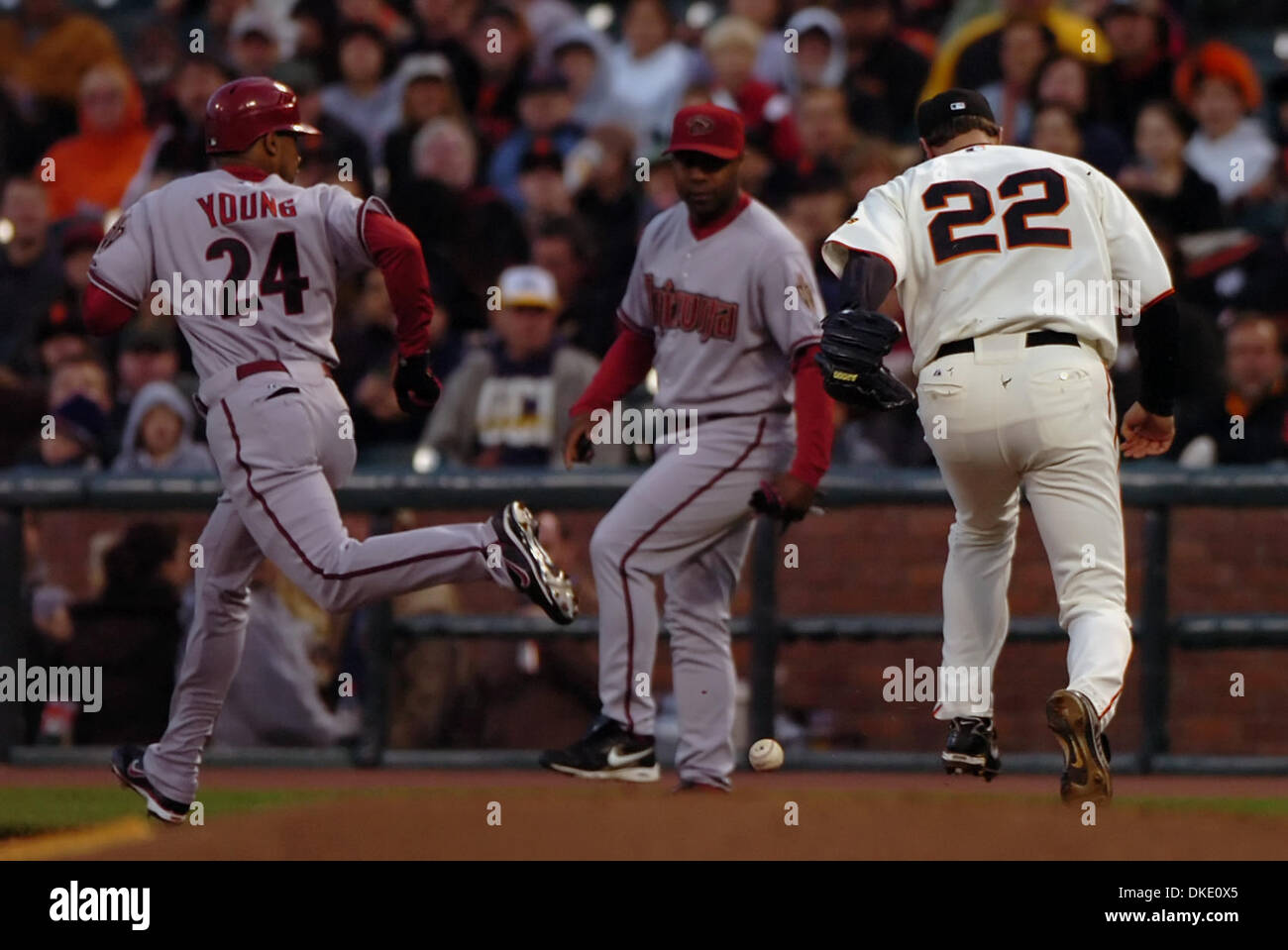 San Francisco Giants pitcher Matt Morris tips his cap to the crowd as he is  introduced during his first at bat in the second inning at Busch Stadium in  St. Louis on