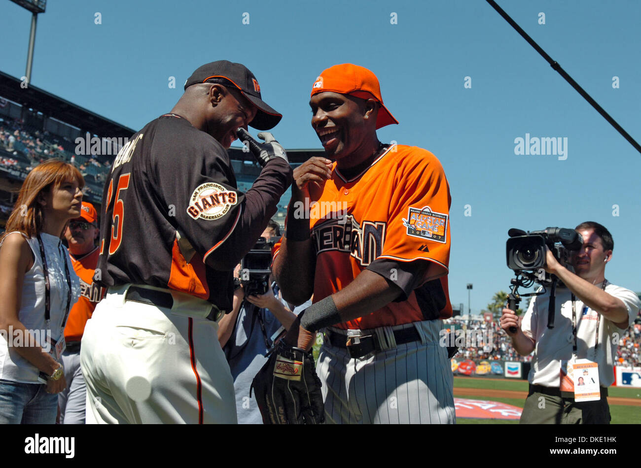 July 9th, 2007 - San Francisco, CA, USA - Minnesota Twins Torii Hunter and  San Francisco Giants Barry Bonds laugh it up during batting practice for  the 2007 All-Star Game at AT&T