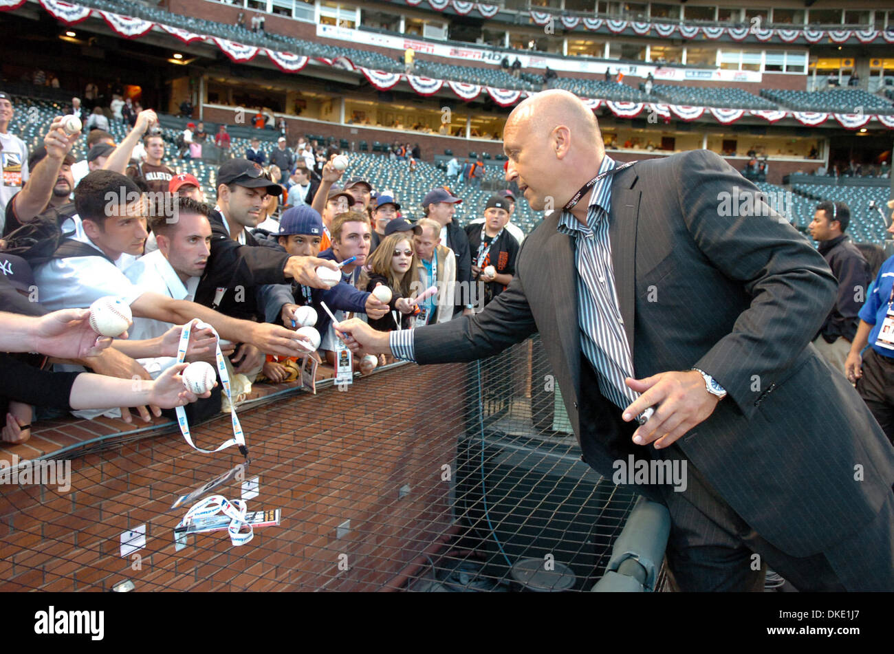 July 9th, 2007 - San Francisco, CA, USA - Former Baltimore Orioles Cal Ripken Jr. signs autographs for fans following the All-Star Home Run Derby at AT&T Park in San Francisco on July 9, 2007. (Credit Image: © Sean Connelley/The Oakland Tribune/ZUMA Press) Stock Photo