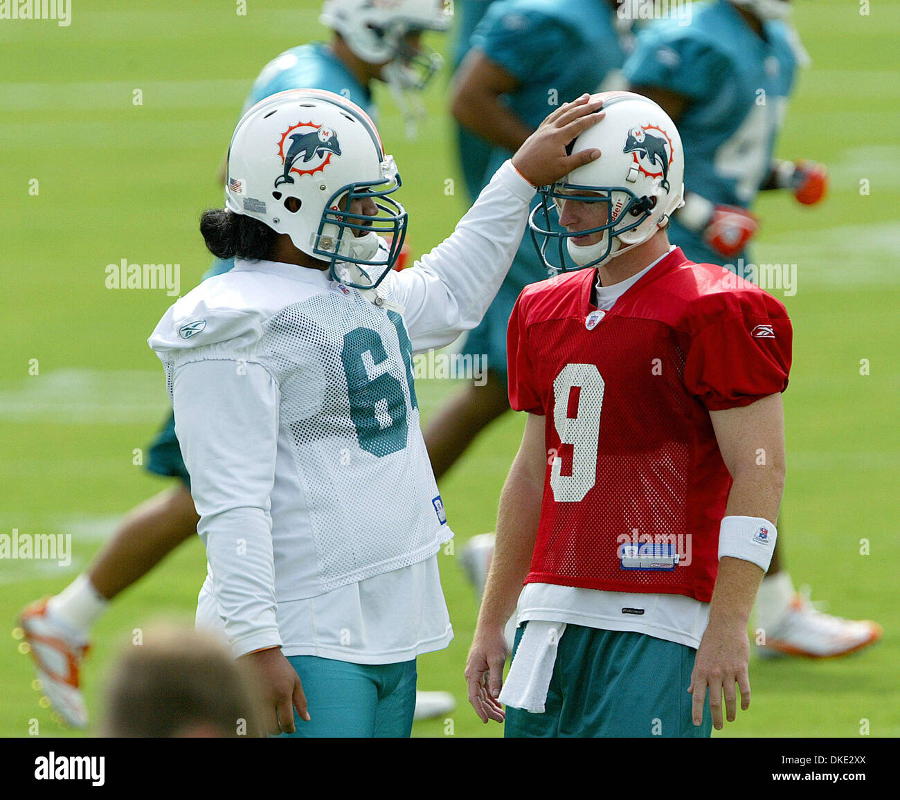 Jul 24, 2007 - Davie, FL, USA - Rookie quarterback JOHN BECK, right, is greeted by teammate SAMSON SATELE, during Dolphins rookie camp Tueday in Davie.  (Credit Image: © Bill Ingram/Palm Beach Post/ZUMA Press) RESTRICTIONS: USA Tabloid RIGHTS OUT! Stock Photo