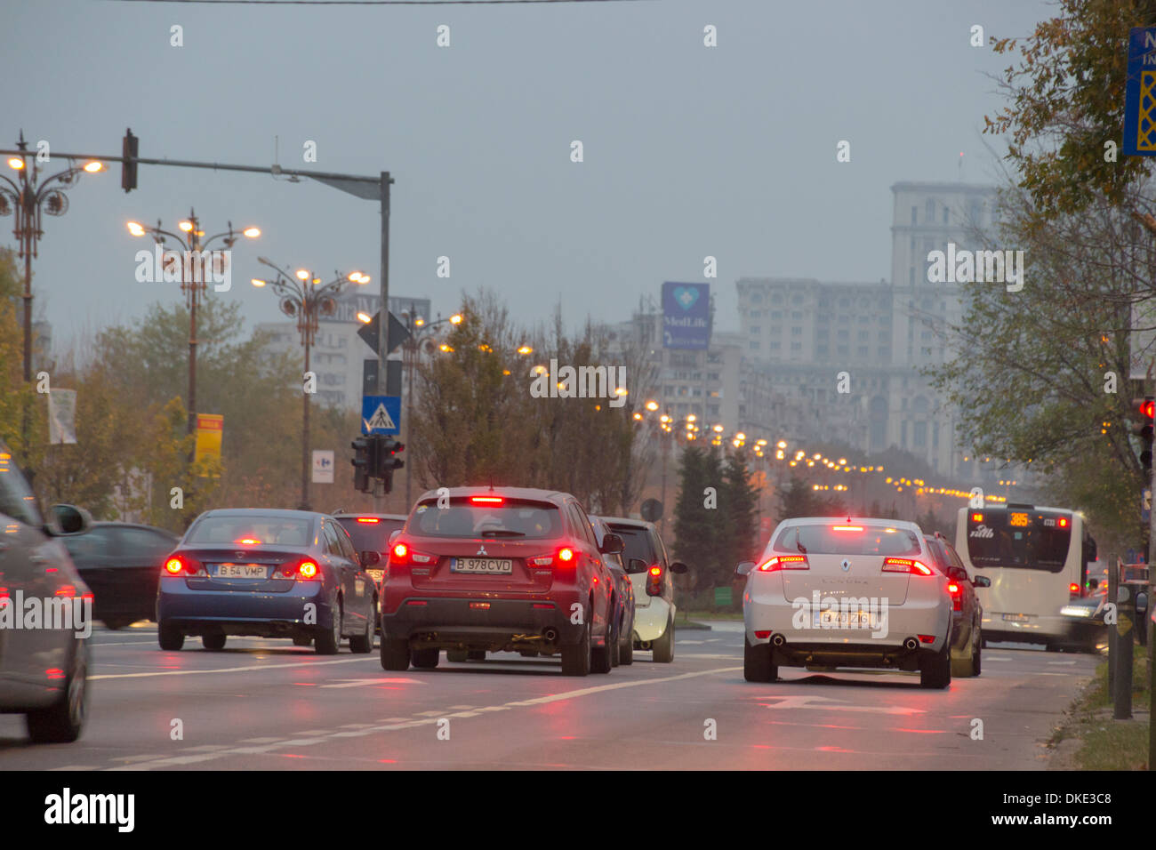 Cars stopped at traffic light hi-res stock photography and images - Alamy