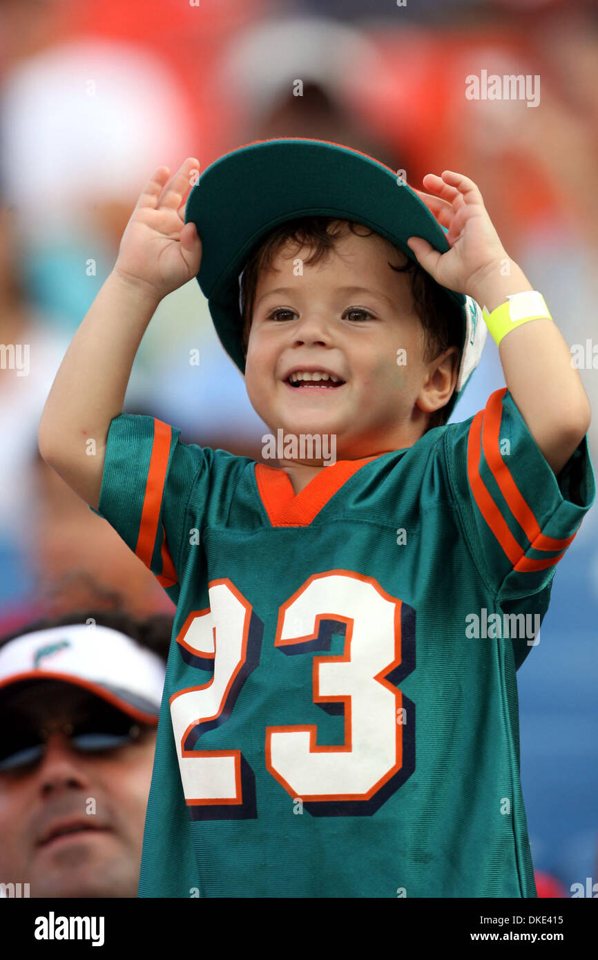 Aug 07, 2007 - Miami Gardens, FL, USA - The Miami Dolphins held a practice Tuesday night in Dolphins Stadium. Here, Young Dolphin fan ARISTIANO MANCINI 3 1/2 of Ft.Lauderdale was cheering for his team, his Dad James Mancini is behind him. (Credit Image: © Bob Shanley/Palm Beach Post/ZUMA Press) RESTRICTIONS: USA Tabloid RIGHTS OUT! Stock Photo