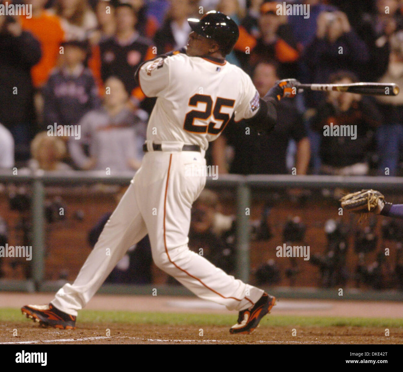 San Francisco Giants slugger Barry Bonds embraces Giants manager