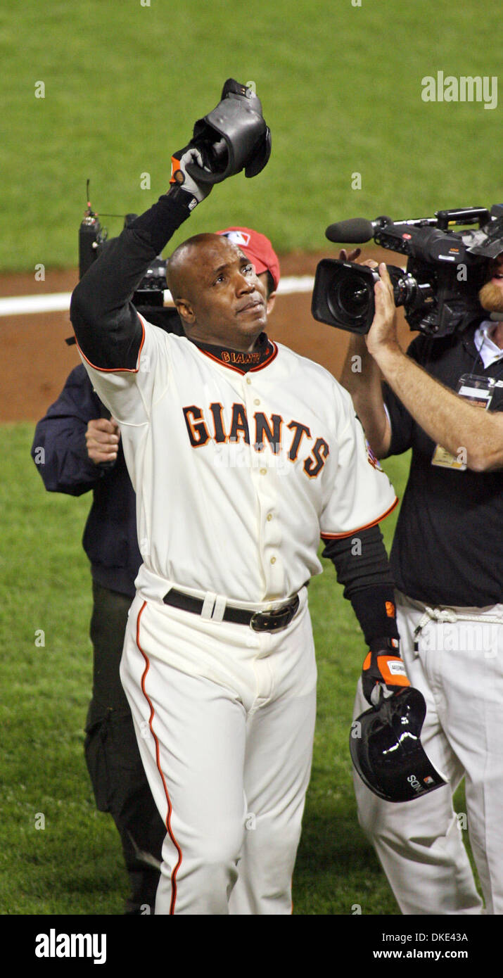 August 7th 2007 - San Francisco, CA, USA - Barry Bonds celebrates hitting  his 756 home run off pitcher Mike Bacisk during the fifth inning of the  Giants game against the Washington