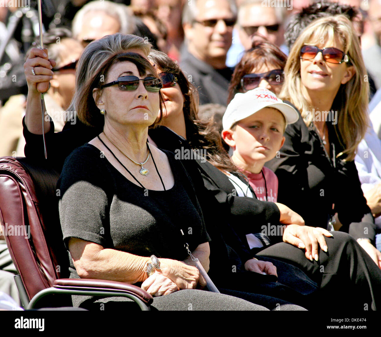 August 10th 2007 - San Francisco, CA, USA - Geri Walsh(left), the widow of San Francisco 49ers coach Bill Walsh, listens during a memorial service for her late husband Friday, Aug. 10, 2007, in San Francisco.   (Credit Image: ©  John Green/San Mateo County Times/ZUMA Press) Stock Photo