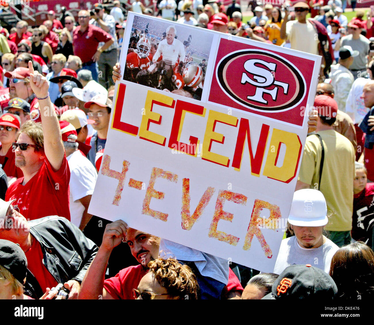 August 10th 2007 - San Francisco, CA, USA - A fan of former San Francisco 49ers coach Bill Walsh holds a sign during a memorial service for Walsh on Friday, Aug. 10, 2007, in San Francisco.  (Credit Image: ©  John Green/San Mateo County Times/ZUMA Press) Stock Photo