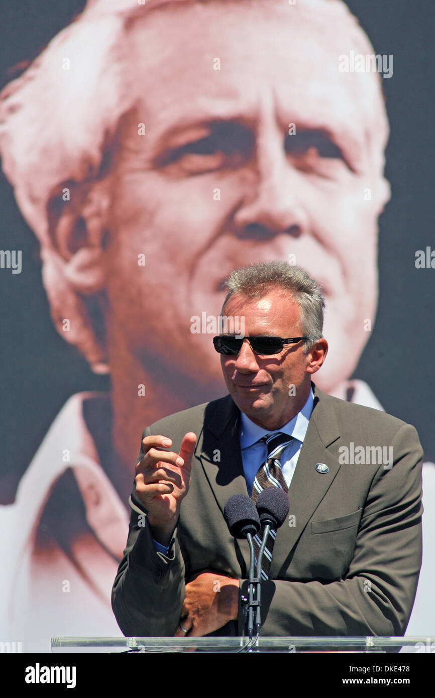 August 10th 2007 - San Francisco, CA, USA - Former San Francisco 49ers quarterback Joe Montana imitates coach Bill Walsh holding a cup 'filled with margaritas' on the field, during a memorial service for the former 49ers NFL football coach Friday, Aug. 10, 2007, in San Francisco.   (Credit Image: ©  John Green/San Mateo County Times/ZUMA Press) Stock Photo