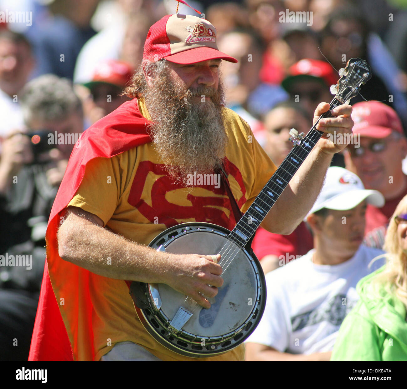August 10th 2007 - San Francisco, CA, USA - Super 49ers fan Stacey Samuels ,plays his banjo during  a memorial service for former San Francisco 49ers coach Bill Walsh on Friday, Aug. 10, 2007, in San Francisco. Samuels has been playing his banjo during 49er games for the past 25 years. (Credit Image: ©  John Green/San Mateo County Times/ZUMA Press) Stock Photo
