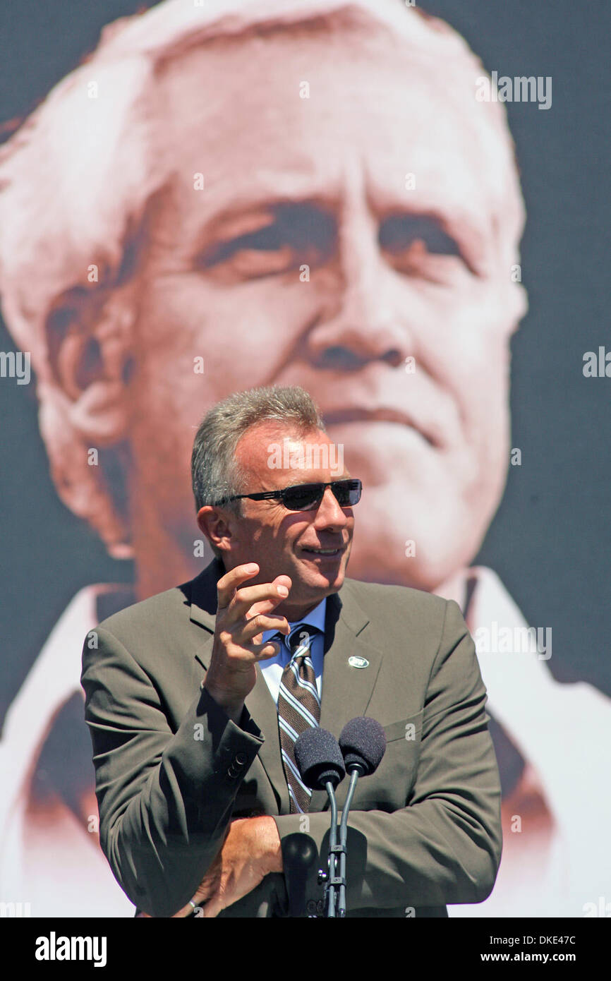 August 10th 2007 - San Francisco, CA, USA - Former San Francisco 49ers quarterback Joe Montana imitates coach Bill Walsh holding a cup 'filled with margaritas' on the field, during a memorial service for the former 49ers NFL football coach Friday, Aug. 10, 2007, in San Francisco.  (Credit Image: ©  John Green/San Mateo County Times/ZUMA Press) Stock Photo