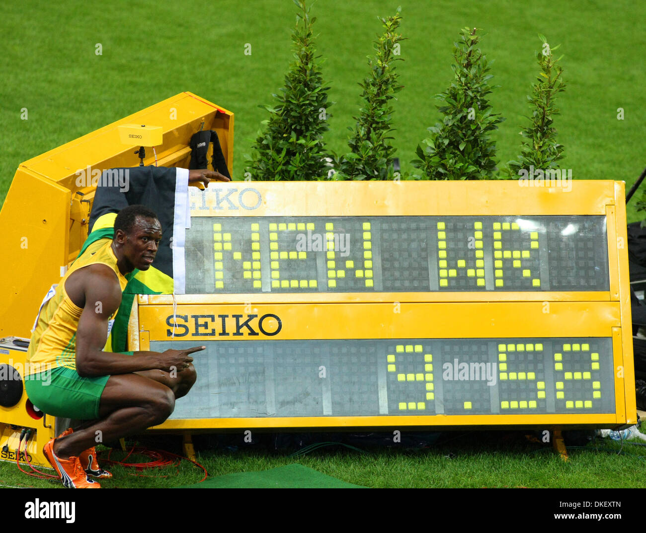 Usain Bolt Breaks 100M World Record - Usain Bolt breaks world record in time of 9.58sec to win ... - Oct 12, 2020 · usain bolt set the current 100m world record at the 2009 iaaf world championships, clocking an astonishing 9.58 seconds for the feat.