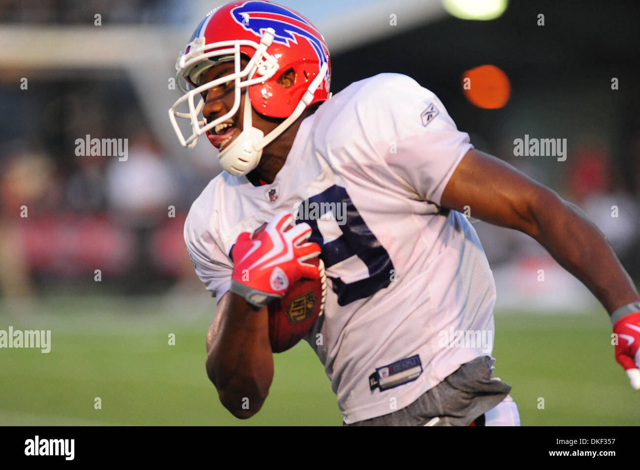 Buffalo Bills rookie tight end Shawn Nelson races up field after making the  catch during Monday night's practice at St. John Fisher College in  Rochester, NY. (Credit Image: © Michael Johnson/Southcreek  Global/ZUMApress.com