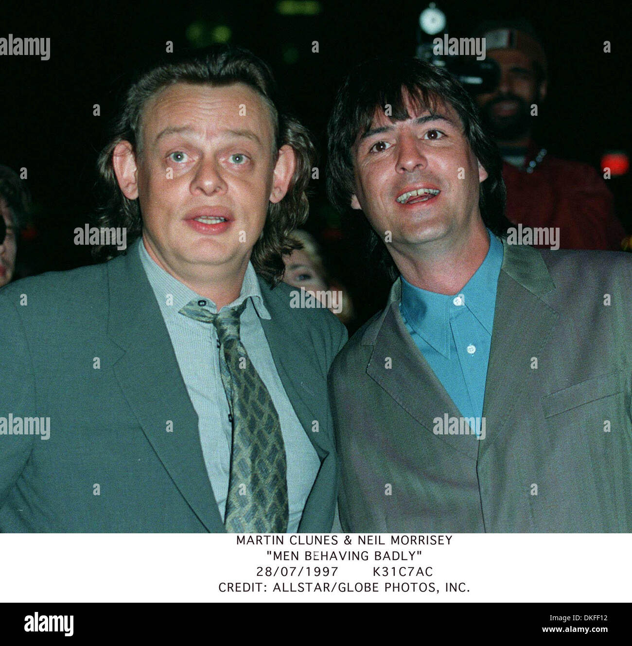 MARTIN CLUNES & NEIL MORRISEY.''MEN BEHAVING BADLY''.28/07/1997.K31C7AC.CREDIT: ALLSTAR/ Stock Photo