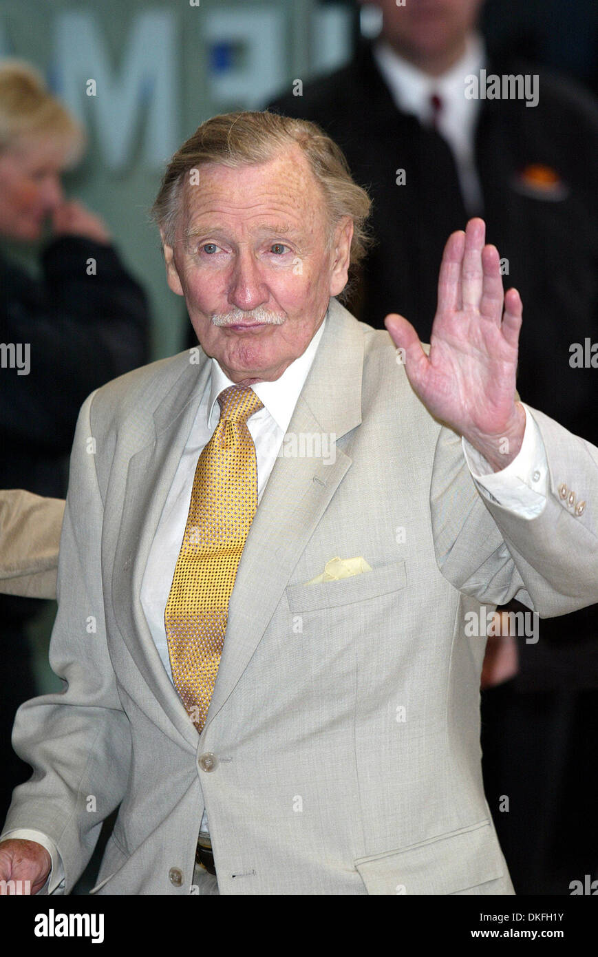 LESLIE PHILLIPS.ACTOR .ODEON LEICESTER SQUARE, LONDON.03/11/2002.DI3963.CREDIT: ALLSTAR/ Stock Photo