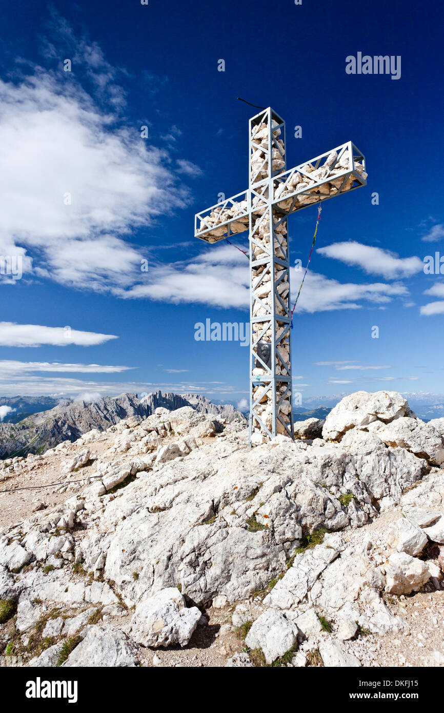 Summit cross on the Roda di Vaèl in the Rose Garden group, behind the Latemar, Val d'Ega, Dolomites, South Tyrol, Italy Stock Photo